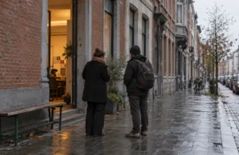 Wejście do punktu pomocy społecznej na ulicy w Antwerpii