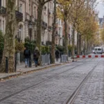 Ulica w Brukseli z barierkami i zamkniętym przejazdem w dniu manifestacji - wizualizacja SI