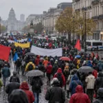Manifestacja związkowa na bulwarze w Brukseli w deszczowy dzień - wizualizacja SI