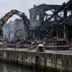 Stabilność spalonego budynku przy quai de Mariemont na Molenbeek zagrożona – ciężki sprzęt dogasza ostatnie ognisko