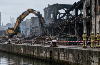 Stabilność spalonego budynku przy quai de Mariemont na Molenbeek zagrożona – ciężki sprzęt dogasza ostatnie ognisko