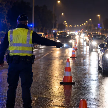 Nocna kontrola w Wemmel i Zellik na granicy z Brukselą – policja odebrała dwa prawa jazdy i ściągnęła 37 390 euro zaległego podatku drogowego