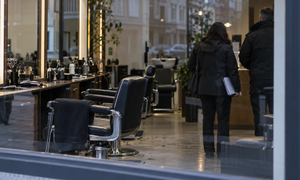 Kontrola w sześciu salonach fryzjerskich w Antwerpii – 55 protokołów, mężczyzna pracujący nielegalnie zatrzymany, jeden zakład zaplombowany