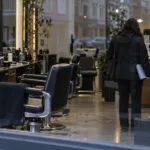 Kontrola w sześciu salonach fryzjerskich w Antwerpii – 55 protokołów, mężczyzna pracujący nielegalnie zatrzymany, jeden zakład zaplombowany