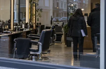 Kontrola w sześciu salonach fryzjerskich w Antwerpii – 55 protokołów, mężczyzna pracujący nielegalnie zatrzymany, jeden zakład zaplombowany