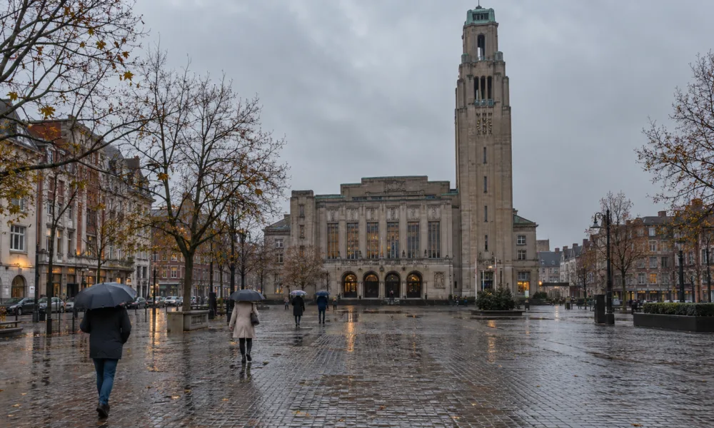 Plac przed ratuszem z wieżą w walońskim mieście w deszczowy dzień - wizualizacja