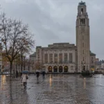 Plac przed ratuszem z wieżą w walońskim mieście w deszczowy dzień - wizualizacja