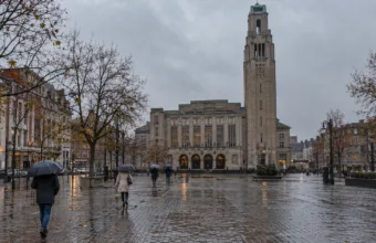 Plac przed ratuszem z wieżą w walońskim mieście w deszczowy dzień - wizualizacja
