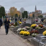Policja pilnuje cmentarzy w Ostendzie w weekend Wszystkich Świętych – wcześniej uszkodzono około 150 grobów w Stene