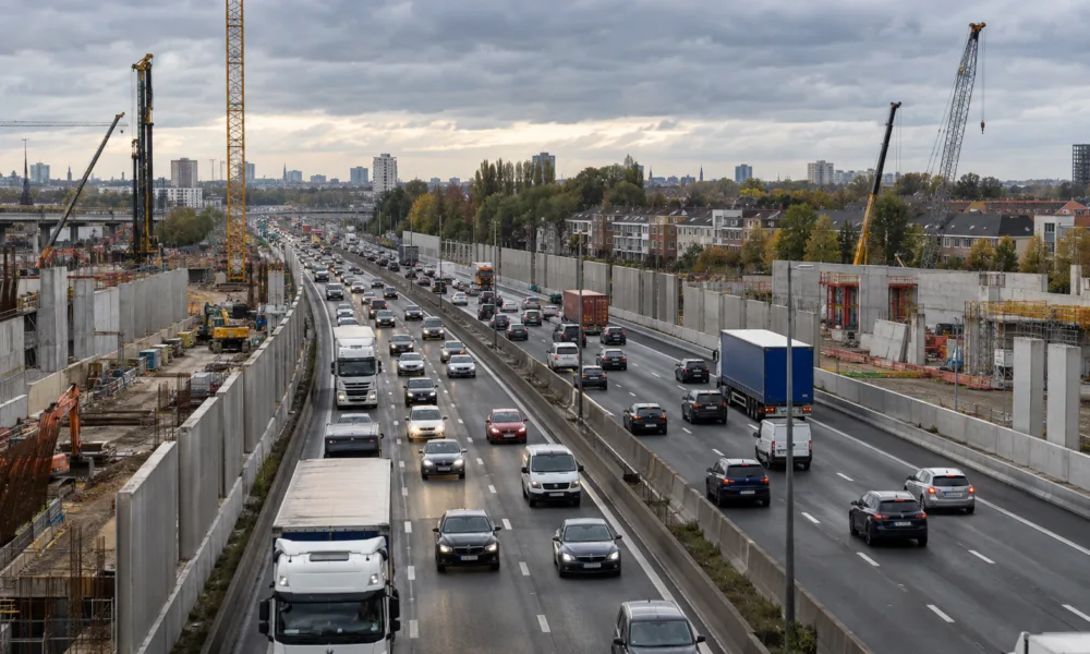 Obwodnica Ring w Antwerpii z ruchem samochodów i placami budowy po obu stronach