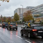 Karawana aut Flamandzkiego Ruchu Ludowego pod trzema szpitalami w Brukseli – VVB zebrał setki skarg na brak opieki po niderlandzku, czarna księga 25 listopada