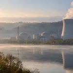 Elektrownia jądrowa nad rzeką w dolinie Mozy, para nad chłodnią kominową