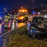 Samochód ściął latarnię przy zjeździe z autostrady w Courcelles – ranny kierowca uciekł pieszo