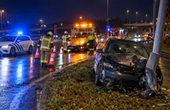 Samochód ściął latarnię przy zjeździe z autostrady w Courcelles – ranny kierowca uciekł pieszo