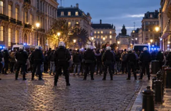 Kordon policji na brukowanej ulicy w centrum Brukseli o zmierzchu