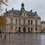 Gmach ratusza gminy w Brukseli w deszczowe jesienne popołudnie