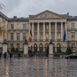 Gmach parlamentu federalnego w Brukseli w deszczowe jesienne popołudnie