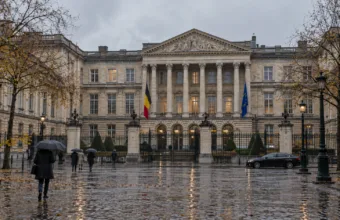 Gmach parlamentu federalnego w Brukseli w deszczowe jesienne popołudnie