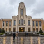 Odnowiony ratusz w stylu art déco w brukselskiej gminie w pochmurny jesienny dzień