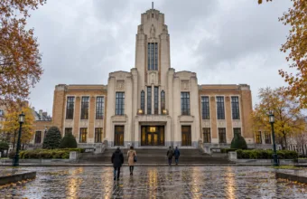 Odnowiony ratusz w stylu art déco w brukselskiej gminie w pochmurny jesienny dzień