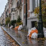Worki ze śmieciami na chodniku przed kamienicami w Brukseli