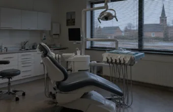 Dentysta z Kasterlee zatrzymany – siedem pacjentek zarzuca mu molestowanie podczas leczenia, ma zakaz wykonywania zawodu
