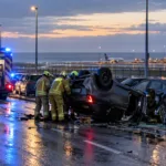 Samochód staranował zaparkowane auta i dachował na Nieuwpoortsesteenweg w Ostendzie – kierowcę i psa uwięzionych we wraku uwalniano pół godziny