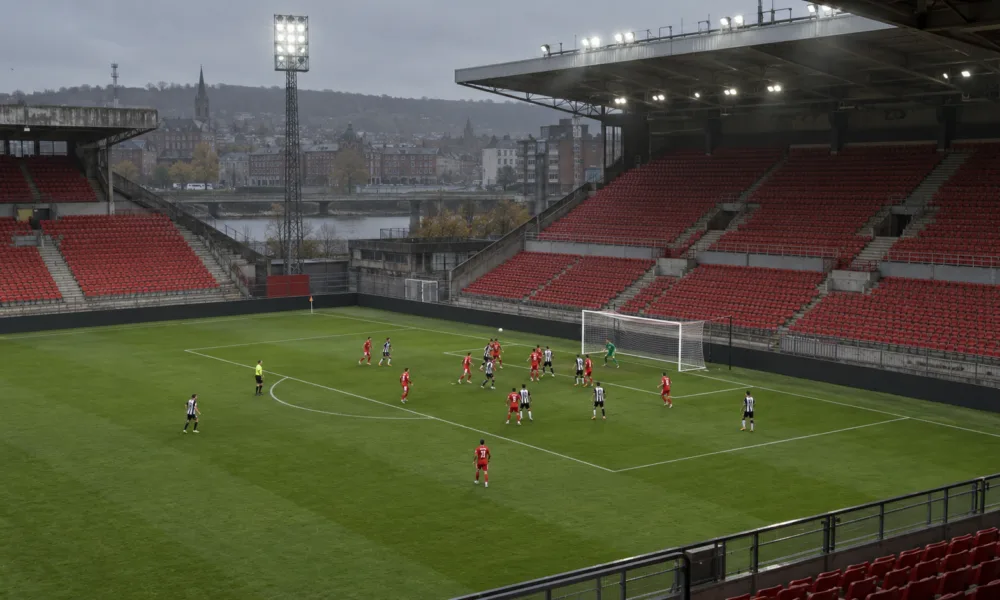 Puste trybuny stadionu piłkarskiego podczas meczu rozgrywanego bez kibiców