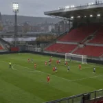 Puste trybuny stadionu piłkarskiego podczas meczu rozgrywanego bez kibiców