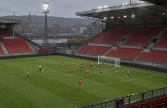 Puste trybuny stadionu piłkarskiego podczas meczu rozgrywanego bez kibiców
