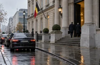 Samochody służbowe przed neoklasycznym budynkiem rządowym w Brukseli w deszczowy jesienny poranek