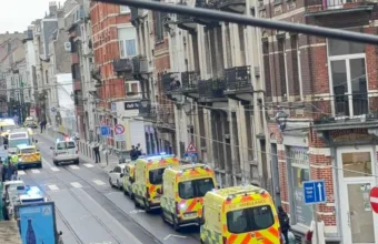 Karetki i wozy straży pożarnej na rue Moris na Saint-Gilles