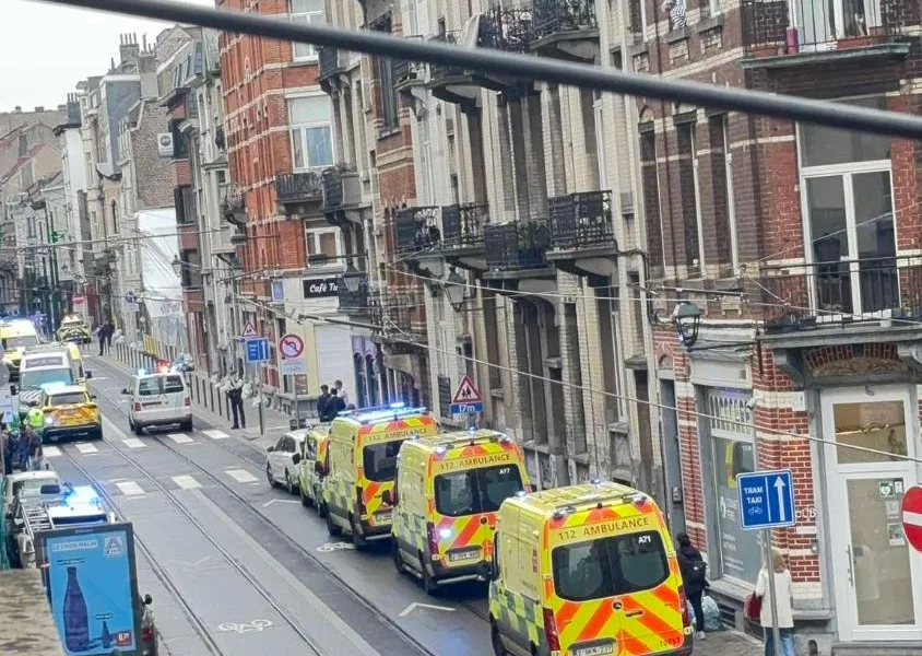 Karetki i wozy straży pożarnej na rue Moris na Saint-Gilles