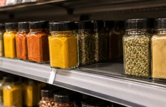Przyprawy marki Cook wycofane ze sprzedaży w Belgii – możliwa obecność salmonelli w pięciu mieszankach i kolendrze