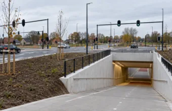 Skrzyżowanie Mechelse Poort w Dendermonde znów w pełni otwarte po ponad dwóch latach prac – rowerzyści i piesi przejadą tunelami