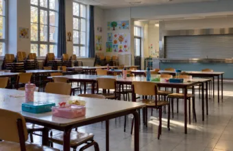 Koniec darmowych posiłków w szkołach Federacji Walonia-Bruksela – Ligue des familles: dostęp do ciepłych obiadów spadł o 68 procent, minister Glatigny kwestionuje badanie