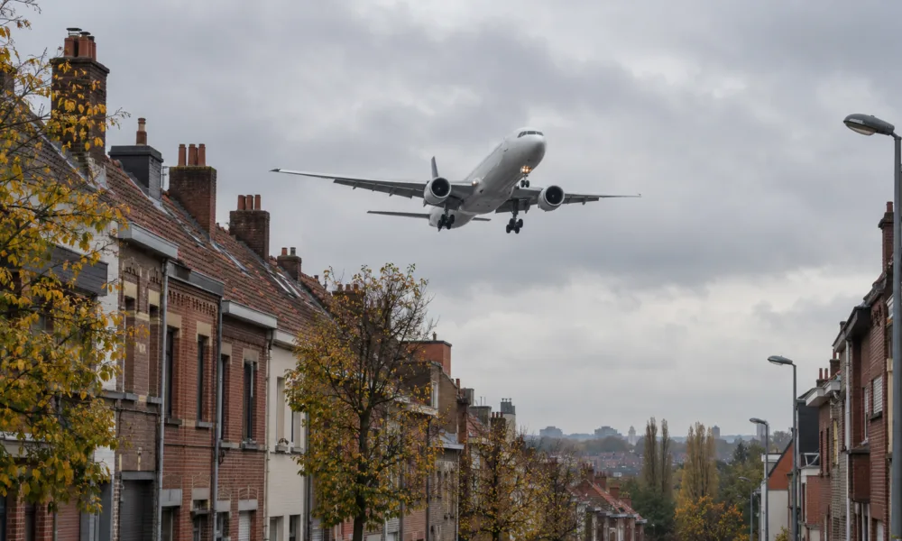 Ponad 900 mieszkańców Brukseli przyłącza się do pozwu przeciw trasie podejścia RNP 07L na lotnisko w Zaventem – domagają się zawieszenia „trasy Crucke” i odszkodowania