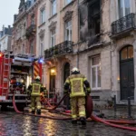 Dwaj przechodnie ugasili pożar w przeludnionym bloku przy rue Dansaert w Brukseli – jeden z nich ma poparzone czoło