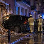 Audi uderzyło w zaparkowanego forda, który wbił się w fasadę domu w Forest – trzy osoby w szpitalu, na rue Saint-Denis odcięto gaz