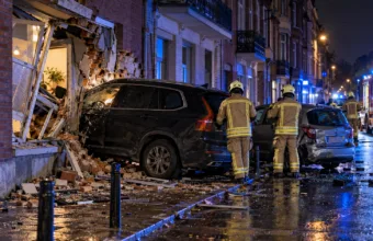 Audi uderzyło w zaparkowanego forda, który wbił się w fasadę domu w Forest – trzy osoby w szpitalu, na rue Saint-Denis odcięto gaz