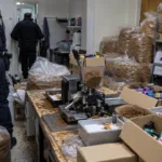 Nielegalna wytwórnia papierosów na zapleczu sklepu z tekstyliami w Brukseli – tona tytoniu i dziesiątki tysięcy e-papierosów o wartości około miliona euro