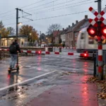 Kamera na śmieciarzy nagrała 128 przypadków przejazdu na czerwonym świetle przez tory w Ninove – burmistrz: „Niedopuszczalne”