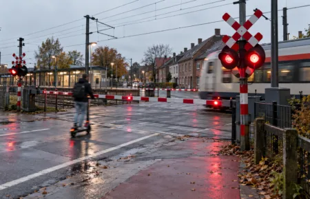 Kamera na śmieciarzy nagrała 128 przypadków przejazdu na czerwonym świetle przez tory w Ninove – burmistrz: „Niedopuszczalne”