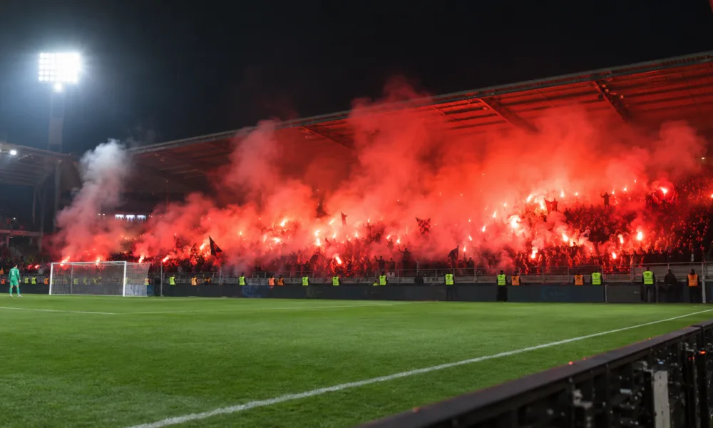 Club Brugge pokonał RC Lens 3:0 w Lidze Mistrzów – kibice gości odpalili race na stadionie Jan Breydel, policja w Brugii prowadzi śledztwo