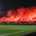 Club Brugge pokonał RC Lens 3:0 w Lidze Mistrzów – kibice gości odpalili race na stadionie Jan Breydel, policja w Brugii prowadzi śledztwo