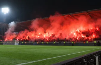 Club Brugge pokonał RC Lens 3:0 w Lidze Mistrzów – kibice gości odpalili race na stadionie Jan Breydel, policja w Brugii prowadzi śledztwo