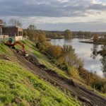 Szersza grobla i zielone schody nad Starą Mozą – ruszyła przebudowa centrum De Wissen w Dilsen-Stokkem, prace potrwają do wiosny 2027 r.