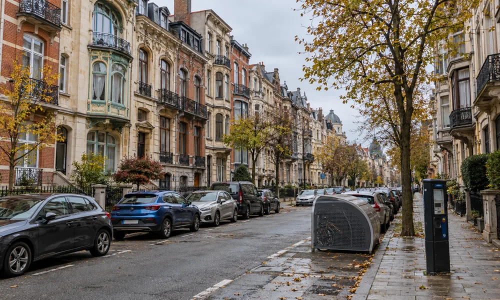 Schaerbeek przyjął nowy plan parkowania – 15 darmowych kodów dla gości rocznie na gospodarstwo, karta dla opiekunów za 99 euro, walka z nielegalnymi garażami
