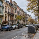 Schaerbeek przyjął nowy plan parkowania – 15 darmowych kodów dla gości rocznie na gospodarstwo, karta dla opiekunów za 99 euro, walka z nielegalnymi garażami