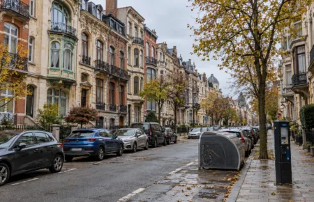 Schaerbeek przyjął nowy plan parkowania – 15 darmowych kodów dla gości rocznie na gospodarstwo, karta dla opiekunów za 99 euro, walka z nielegalnymi garażami